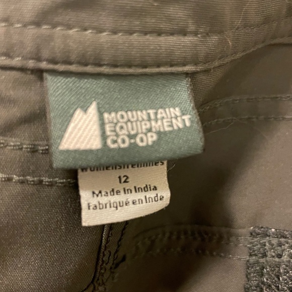 MEC dark grey/black hiking skirt size 12 with front zip and back pockets - Picture 10 of 10